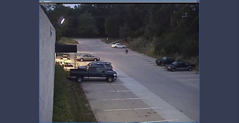 Überwachungskamera-Aufnahmen von Mitarbeitern, die den Wald in der Nähe des Tatorts betreten. – Bild: RTL /​ Arrow International Media