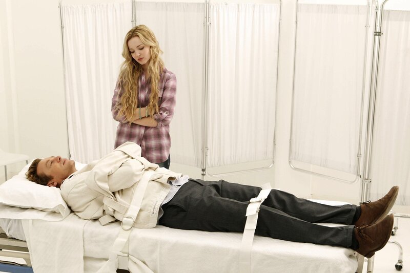 Während der Ermittlungen in einem neuen Fall sieht Patrick (Simon Baker, l.) plötzlich seine verstorbene Tochter Charlotte (Dove Cameron, r.). Doch niemand will ihm glauben … – Bild: Warner Bros. Television Lizenzbild frei