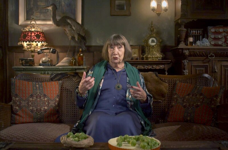 Jede der Rentnerinnen sitzt auf ihrem ureigenen Sofa in ihrer Wohnung und liefert sich in trauter Kaffeekränzchenatmosphäre mit den anderen Frauen einen gemeinsamen Schlagabtausch. – Bild: Lm Productions/​Bakea Productions