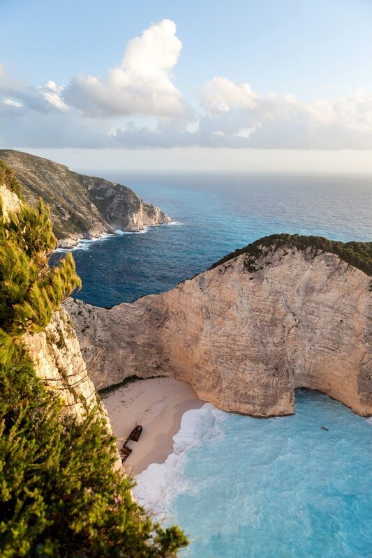 Ein Schiffswrack auf Zakynthos ist das meist fotografierte Motiv der Ionischen Inseln. – Bild: Bastian Barenbrock