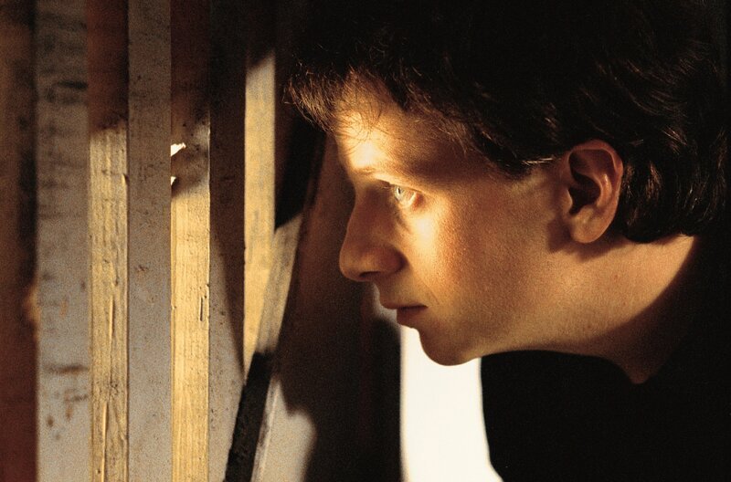 Helmut (Fabian Busch) beobachtet, wie sein Vater ganz allein im Keller tanzt. – Bild: NDR/BetaFilm Helmut (Fabian Busch) beobachtet, wie sein Vater ganz allein im Keller tanzt. – Bild: NDR/BetaFilm