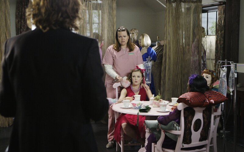 Reid (Matthey Gray Gubler, l.) kommt gerade noch rechtzeitig, um die drei entführte Frauen aus Samanthas (Jennifer Hasty, hinten) Haus zu befreien und der psychisch Gestörten ihre geliebten richtigen Puppen zurückzubringen … – Bild: ABC Studios /​ Sonja Flemming