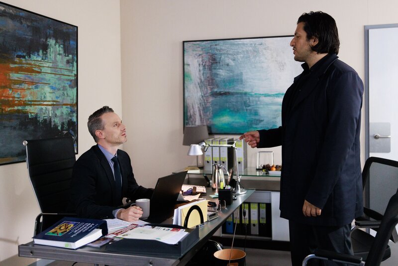 Kilian (Marc Dumitru, l.) erkennt, dass er Maximilian (Francisco Medina) als Verbündeten verloren hat. – Bild: RTL /​ Sebastian Meyer /​ Verräterische Allianz