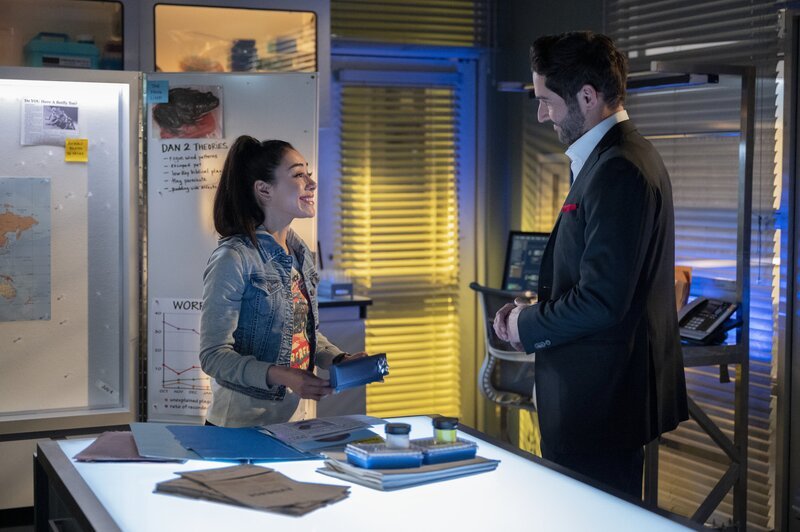 Ella (Aimee Garcia) und Lucifer Morningstar (Tom Ellis) – Bild: ATV2 Ella (Aimee Garcia) und Lucifer Morningstar (Tom Ellis) – Bild: ATV2