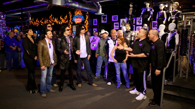 The cast of the show Tanked  welcomes Christina Vitagliano the founder of Kiss monster Mini Golf and the band members of Kiss to the unveil of the Kiss fish tank at the Kiss Monster Mini Golf Course in Las Vegas, Nevada. – Bild: Jared McMillen /​ Animal Planet/​Jared McMillen /​ Photobank 30516_ep208_062.jpg /​ © 2012 Discovery Communications