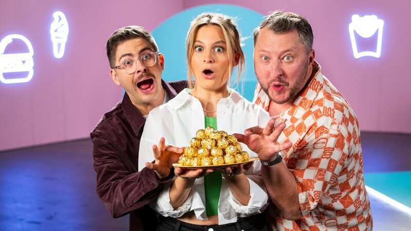 Sebastian Lege (r.), Lilly Temme (M.) und Florian Reza (l.) müssen eine harte Nuss knacken. Sie decken die miese Masche hinter dem gigantischen Erfolg von Ferrero Rocher auf. – Bild: ZDFinfo