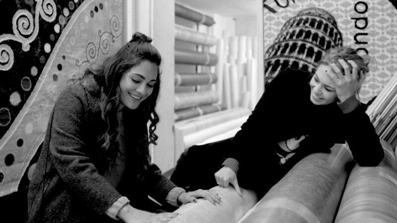 Ronja trifft Nilam Farooq im Teppich-Paradies. Früher ließ sich leicht von Besitz auf Status schließen. Heute gilt eher: Spotify statt Plattensammlung, Carsharing statt Porsche. – Bild: BR/​rbb/​weltrecorder