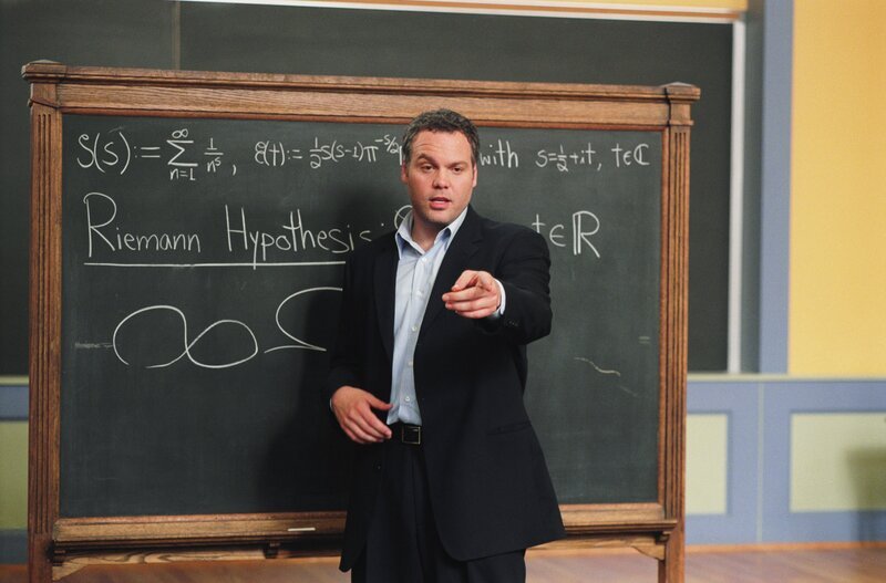 Musste eine Lehrerin sterben, weil sie eine negative Beurteilung geschrieben hatte? Detective Goren (Vincent D’Onofrio) ermittelt. – Bild: VOX