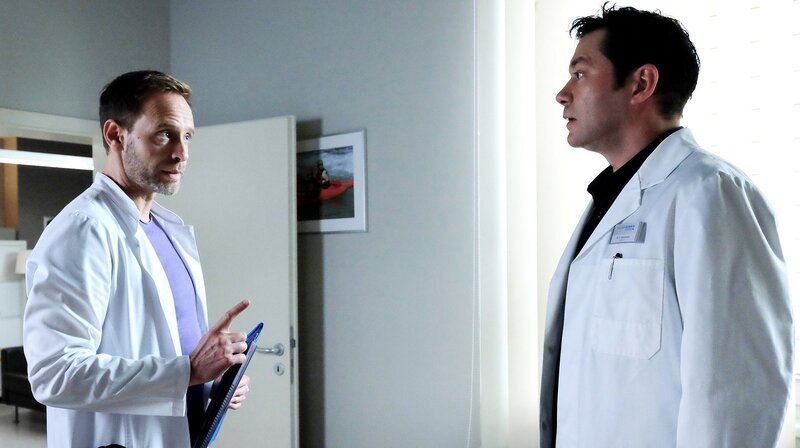 Dr. Philipp Brentano hat mitbekommen, dass seine ehemalige Patientin Laura Schütz in der Sachsenklinik aufgenommen wurde. Dr. Kai Hoffmann macht ihm unmissverständlich klar, dass Lauras Mutter keine Einmischung seinerseits wünscht. – Bild: MDR/​Saxonia Media/​Kiss