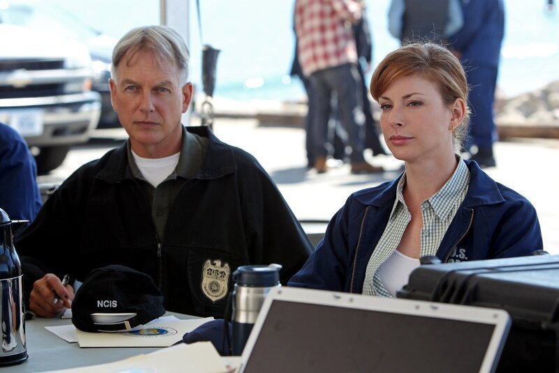 Müssen bei den Ermittlungen in einem neuen Fall zusammen arbeiten: Gibbs (Mark Harmon, l.) und Special Agent Abigail Borin (Diane Neal, r.) von der Küstenwache … – Bild: CBS Television