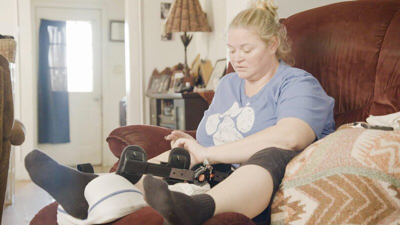 Amanda rests in her chair – Bild: Warner Bros. Discovery, Inc. or its subsidiaries and affiliates