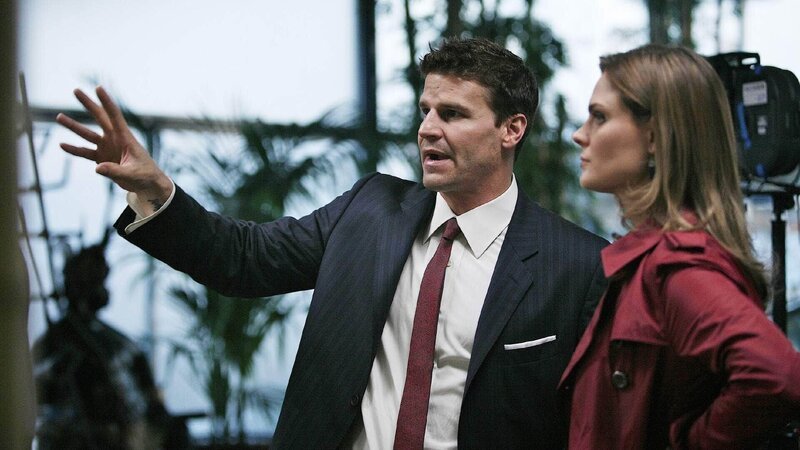 Booth (David Boreanaz) und Brennan (Emily Deschanel) versuchen im näheren Arbeitsumfeld des Opfers mehr Informationen zu bekommen. Sie haben nicht viel Zeit, da sich die Leiche in Form von schäumender Masse langsam auflöst. – Bild: TVNOW /​ FOX