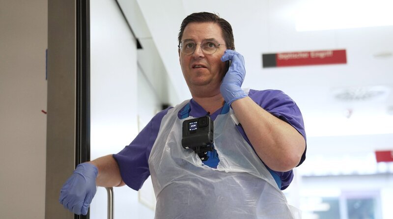 Der leitende Arzt der ZNA in der BG Klinik Ludwigsburg, Dr. Johannes Horter am Telefon – Bild: SWR