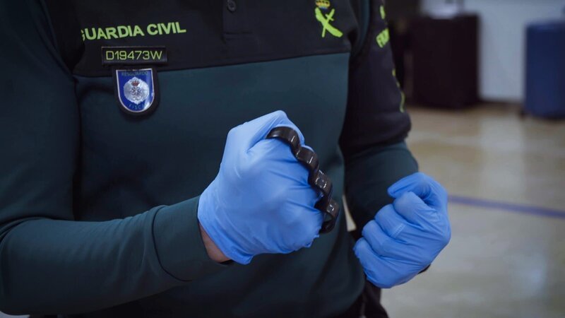 Grenzsoldat mit Schlagring – Bild: Warner Bros. Discovery