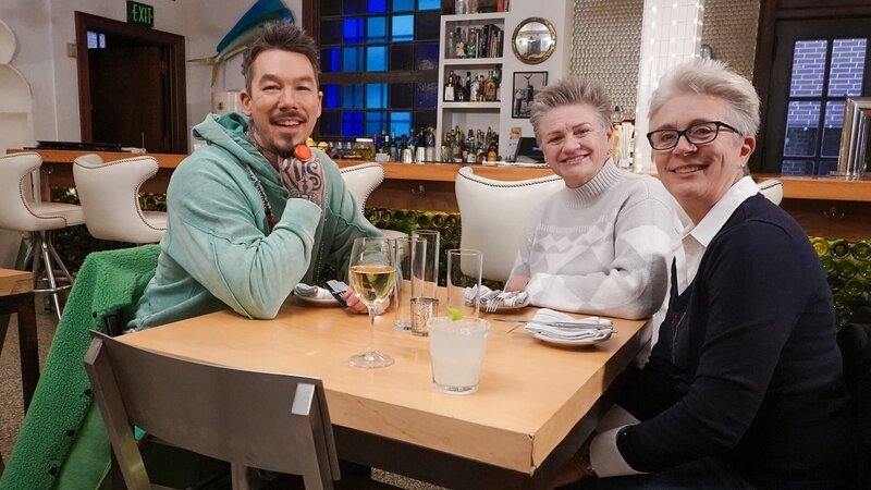 David Bromstad (l.) with the new house owners. – Bild: Warner Bros. Discovery