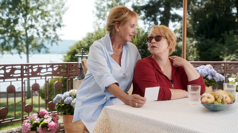 Die ermordete Lea hat sich im Internet für einen Literaturclub interessiert, in dem auch Mechthild Fehrenbach (Diana Körner, l.) Mitglied ist. Nele Fehrenbach (Floriane Daniel, r.) erfährt von ihr, dass Lea dort einen Diskussionsabend besucht hat. – Bild: ARD/​Saxonia Media