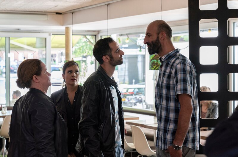 Gudrun Wohlers (Katrin Pollitt, l.) und Yasmin Meckel (Sophie Dal, 2.v.l.) beobachten den Streit zwischen Ergün Atasoy (Hadi Khanjanpour, 2.v.r.) und Galip Ülküm (Badasar Calbiyik, r.). – Bild: ARD/​Georges Pauly