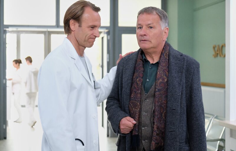 Roland Heilmann erzählt seinem Freund Martin Stein stolz, dass in der Straßenbahn eine Frau mit ihm geflirtet hat. – Bild: MDR/​Saxonia Media/​Sebastian Kiss