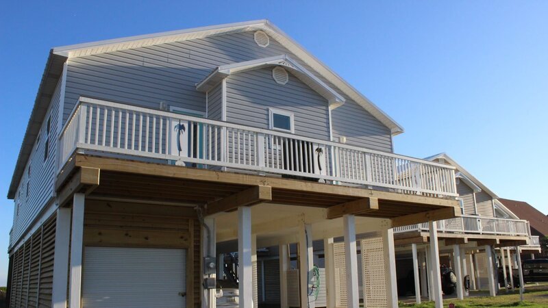 Breezy View is a large beach home with tons of space underneath for storage and relaxing, plus tons of deck space as well, as seen on HGTV’s Beachfront Bargain Hunt. – Bild: Discovery, Inc. /​ Jay Gao