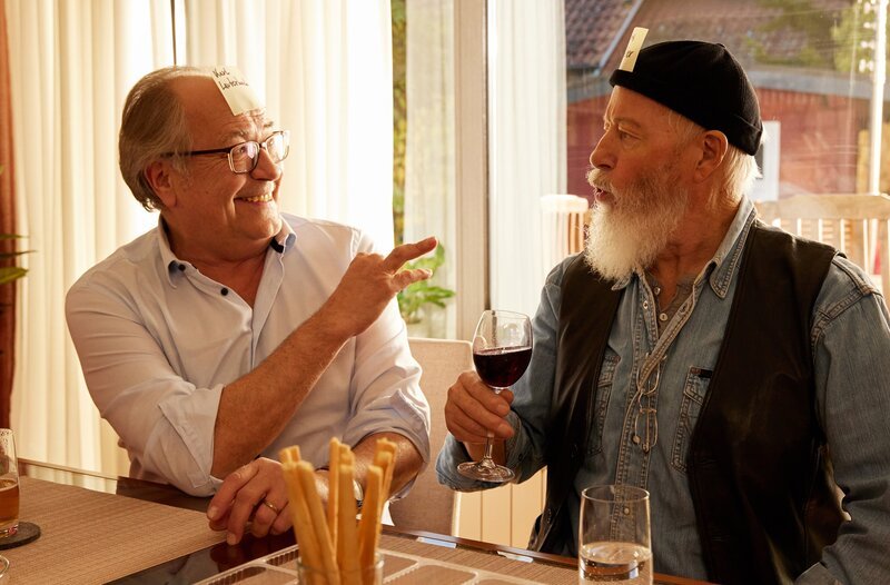 Klaus Schmitz (Hartmut Volle, l.) und Reinhard Bielefelder (Bill Mockridge, r.) spielen „Wer bin ich“. – Bild: ARD/​Kai Schulz