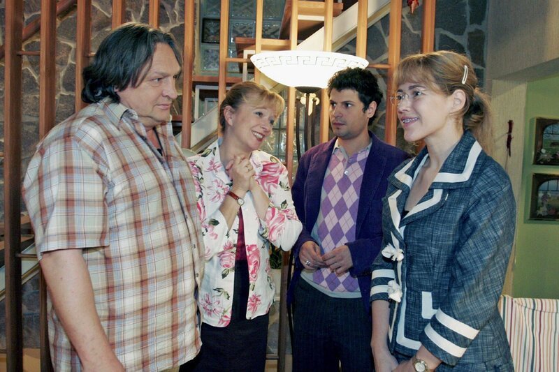 Während Helga (Ulrike Mai, 2.v.l.) total gerührt ist, dass Rokko (Manuel Cortez, 2.v.r.) um die Hand von Lisa (Alexandra Neldel, r.) anhält, ist Bernd (Volker Herold, l.) über die Wahl seiner Tochter nicht so begeistert. – Bild: SAT.1 /​ Noreen Flynn