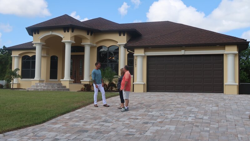 David Bromstad listening carefully to our winners’ opinion about the house …by the front yard,possible house – Bild: HGTV /​ Focus /​ Scripps Networks, LLC. All Rights Reserved.