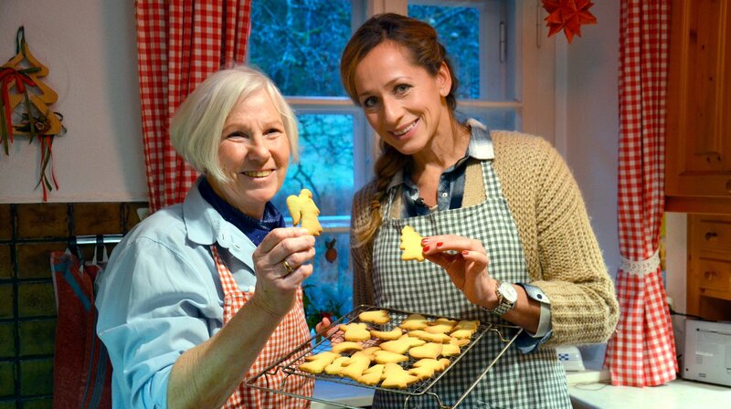 Moderatorin Tamina Kallert mit Bärbel Michels (l), Weihnachtsexpertin für das Sauerland in ihrem Haus in Rehsiepen im Sorpetal. – Bild: WDR/​Jutta Brinkmann