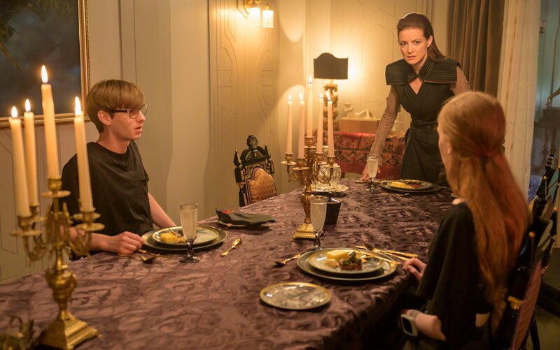 Jelena Stupljanin as Evelyn Maddox, Ryan Adams as Angus Medford, and Samantha Glassner as Kelly Fowler(r.) – Bild: Aleksandar Letic/​Ark TV Holdings, Inc./​SYFY /​ Die Verwendung ist nur bei redaktioneller Berichterstattung im Rahmen einer Programmankündigung ab 2 Monate vor der ersten Auss /​ © 2023 Ark TV Holdings, Inc. All Rights Reserved.