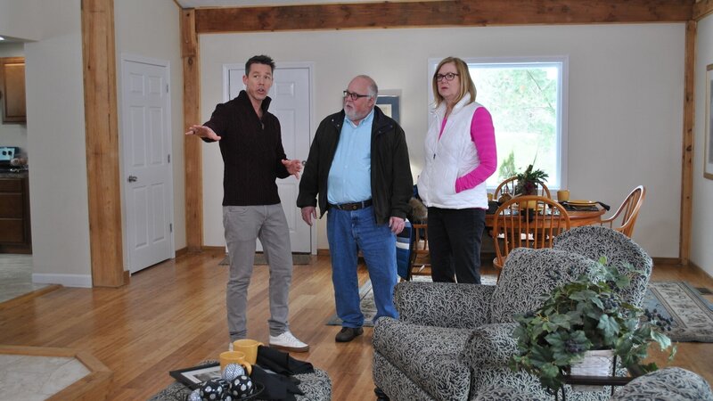 David Bromstad wears a dark sweater and explains the winners during the tour of one possible house – Bild: HGTV/​Scripps Networks, LLC.