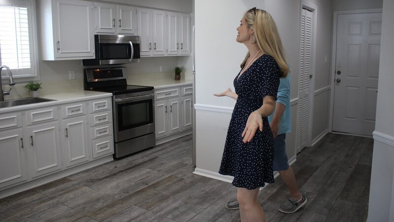 Contributor Jennie Moran loves the layout and large kitchen in Sand Dollar Dunes as seen on HGTV’s Beachfront Bargain Hunt. – Bild: Discovery, Inc.