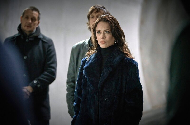 Arija (Paula Beer) diktiert nun die Regeln des Spiels. – Bild: ARD Degeto/​ORF/​SquareOne Production/​Mona Film/​Andreas H. Bitesnich