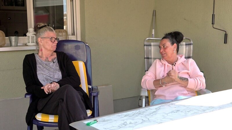 Ela (re.) ist Beates beste Freundin und beide genießen es, im selben Haus zu wohnen. Das könnte sich bald ändern, denn wenn Elas Sohn Marcel auszieht, will auch die 52-Jährige die Baracken verlassen und zu ihrem Freund ziehen. – Bild: RTLZWEI