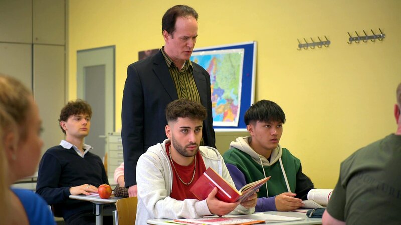 Weil Thömmes ein Referat aufbrummt, kündigt Elias kurzerhand seinen Job im Möllers. Auch Karim denkt darüber nach, bringt es Valentina zuliebe aber nicht übers Herz. Als er zwischen Arbeit und Schule strauchelt, kommt es jedoch zum Streit. – Bild: RTLZWEI
