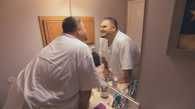 At 280 kilos, every movement is so arduous that he hardly ever leaves the couch. – Bild: DISCOVERY DEUTSCHLAND