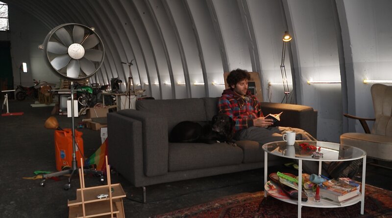 Auszeit für Flavio Laus und Hund Sixto. Noch ist sein Shelter im mecklenburgischen Lärz eher Hobbywerkstatt und Lagerraum als Wohntraum. – Bild: NDR/​Hanse TV GmbH