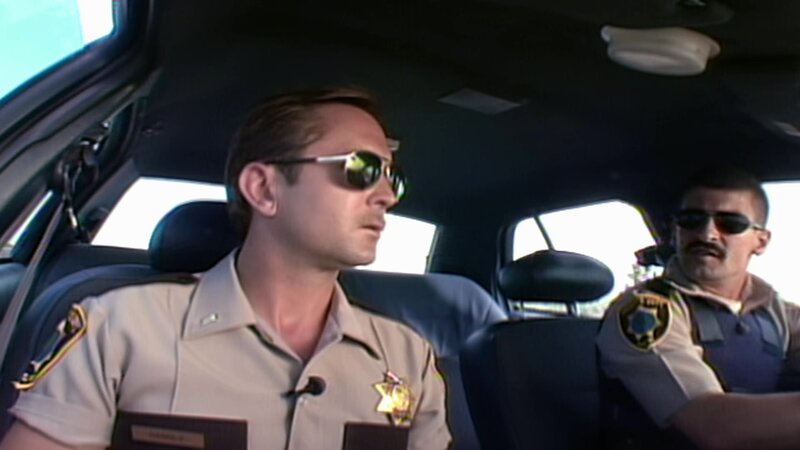 L-R: Lieutenant Jim Dangle (Thomas Lennon), Deputy Travis Junior (Robert Ben Garant) – Bild: ViacomCBS