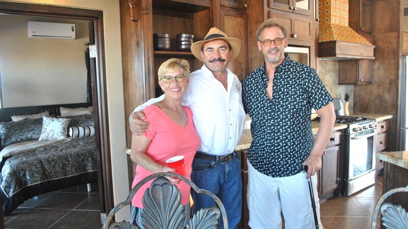 Winners and a friends pose during the three months later party, by the kitchen at the hero house – Bild: HGTV/​Scripps Networks, LLC