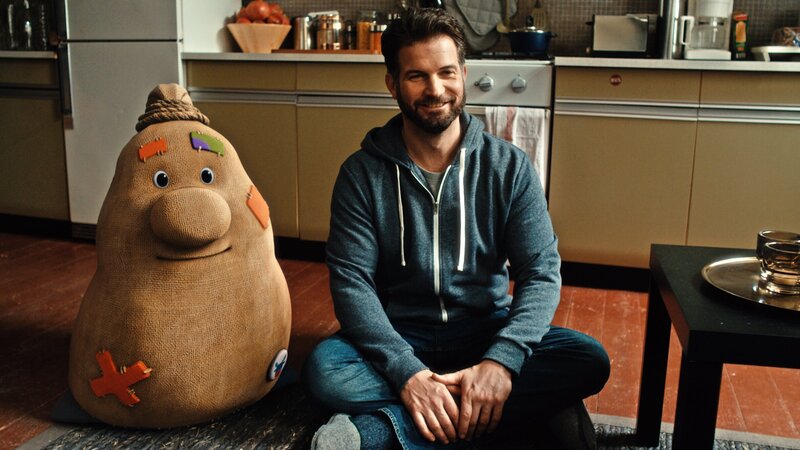 Beutolomäus bereitet Sascha (Simon Böer) auf ein Treffen mit den Weihnachtselfen vor. – Bild: KiKA/​WunderWerk