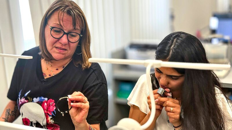 Gold oder Nippes? Iris und Riti prüfen und sortieren Schmuck für die bald anstehende Auktion. – Bild: NDR/Timo Gramer/blend film GmbH Gold oder Nippes? Iris und Riti prüfen und sortieren Schmuck für die bald anstehende Auktion. – Bild: NDR/Timo Gramer/blend film GmbH