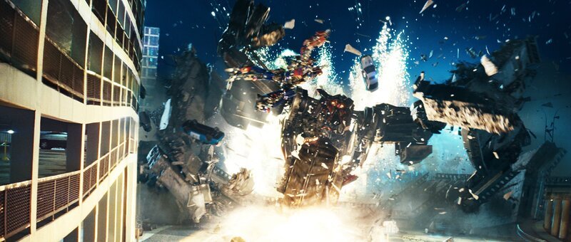 Die bösen Transformer, die Decepticons, wollen eine Weltuntergangsmaschine aus der Versenkung holen, während die guten, unter der Führung der so genannten Primes, alles versuchen, um dies zu verhindern. Glücklicherweise steht ihnen ein junger, mutiger Student zur Seite … – Bild: MMIX DW STUDIOS L.L.C. and PARAMOUNT PICTURES CORPORATION. All Rights Reserved. Lizenzbild frei