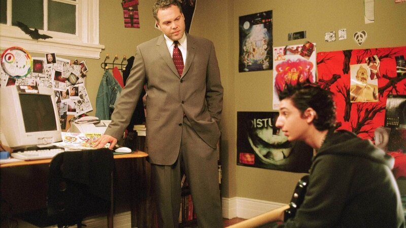 Detective Goren (Vincent D’Onofrio, l.) lässt nicht locker: Weiß Charlien Rasmussen (Gabriel Millman), warum seine Lehrerin sterben musste? – Bild: MG RTL D