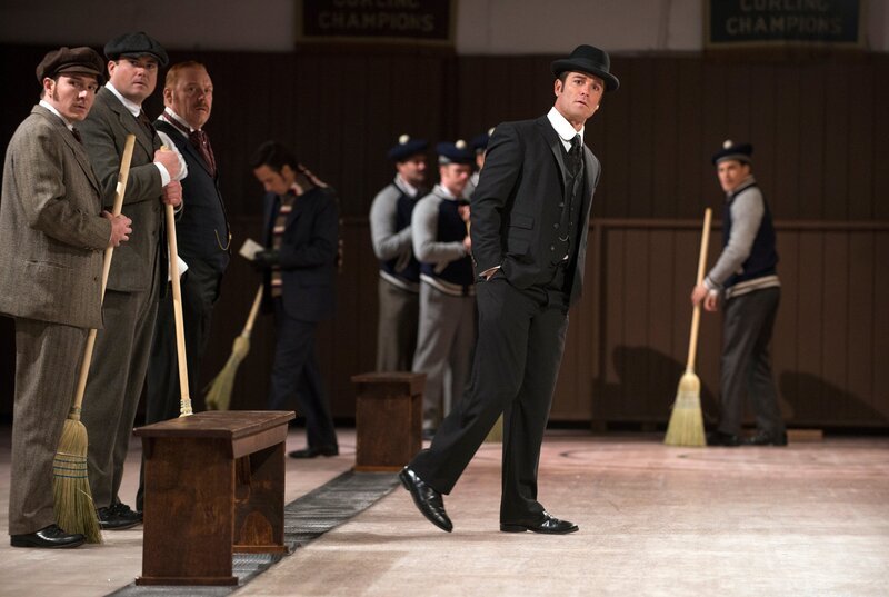 Murdoch (Yannick Bisson, r.) beobachtet, wie Leslie spielt, während Higgins (Lachlan Murdoch, l.), Jackson (Kristian Bruun, 2. von l.), und Brackenreid (Thomas Craig, 3. v. l.) zuschauen. – Bild: WDR/​Shaftesbury Murdoch VIII Inc