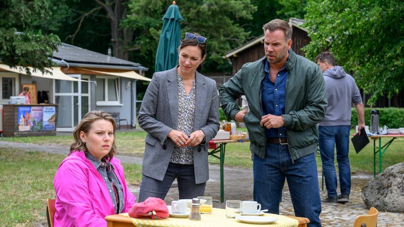 Denise Sommerfeld (Nele Rössler, l.) hat ihre Schwester Sophia auf der Pilgerreise begleitet. Karoline Joost (Nike Fuhrmann, M.) und Lars Pöhlmann (Dominic Boeer, r.) wollen wissen, wann sie Sophia zuletzt gesehen hat. Auffällig ist, dass die beiden Schwestern die gleichen Jacken trugen. War wirklich Sophia das Ziel der Tatperson, oder ist sie einer Verwechslung zum Opfer gefallen? – Bild: Marc Meyerbröker /​ ZDF