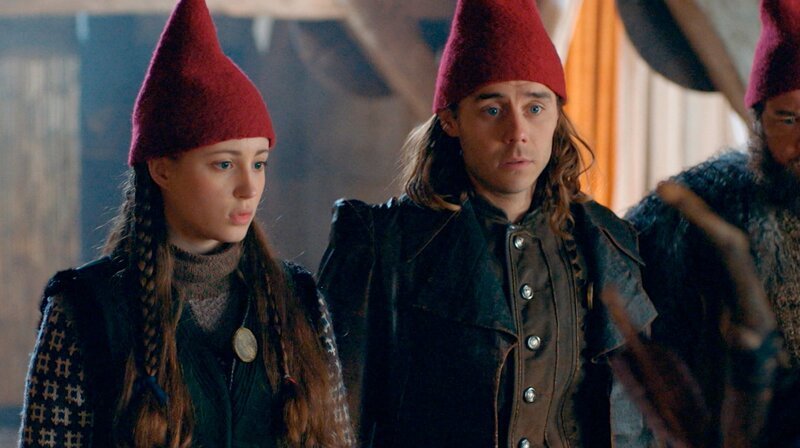 Tinka (Josephine Chavarria Højbjerg) und Birk (Jakob Femerling) bei den Königsspielen auf dem Turm. – Bild: BR/​TV 2 Denmark