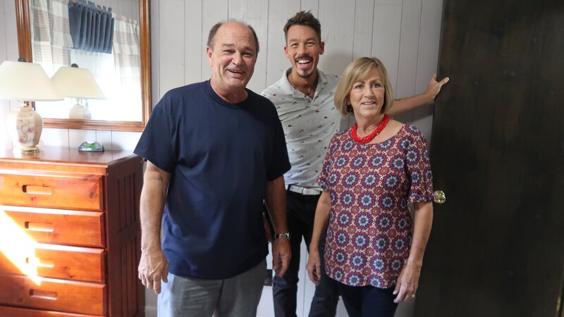 David Bromstad and our winners pose for camera – Bild: HGTV /​ Scripps Networks, LLC. All Rights Reserved.