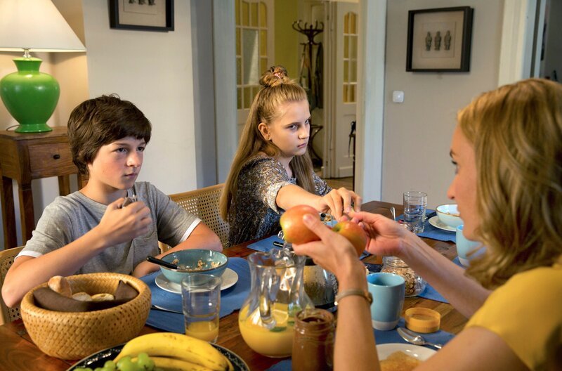 Die Lage zwischen Lotte (Anne Sophie Triesch, M.) und Paul (Julian König, l.) spitzt sich zu. Tanja (Christina Athenstädt, r.) steckt mitten im Patchwork-Chaos. – Bild: ARD/​Volker Roloff