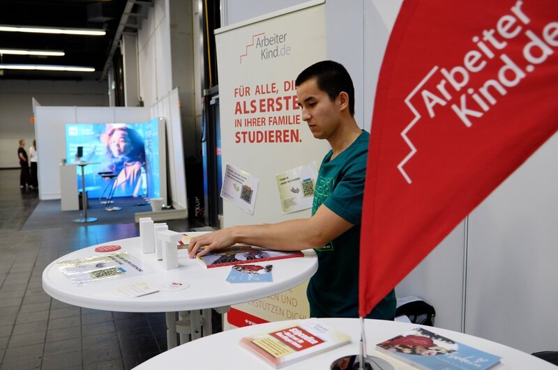 Die meisten Standbesucher sind die ersten Menschen aus ihren Familien, die sich für ein Studium interessieren. Arbeiterkind.de ermutigt und unterstützt die Interessierten auf ihrem Weg an die Hochschule. – Bild: Peter Saghy /​ ZDF