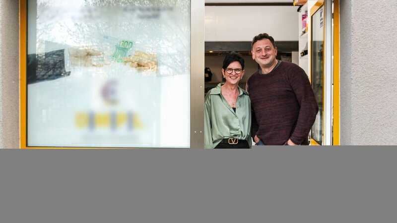 Alex and Janett in front of the pawn shop in Dresden – Bild: Warner Bros. Discovery, Inc. or its subsidiaries and affiliates /​ munzigt, Philipp Kuepper