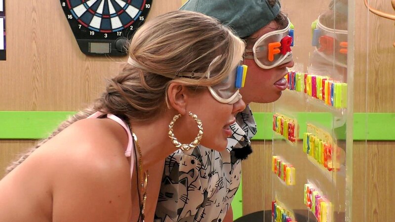 Auf dem Promihof geht es turbulent weiter: Nach dem Streit zwischen Muddern und Pinar treten Fritz und Ina in der Bauer-Bänk zu einer Zungenakrobatik-Challenge an. – Bild: RTLZWEI