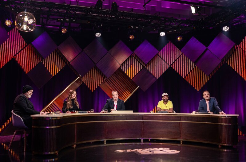In „FAKING BAD – Besser als die Wahrheit“ lädt Moderator und Gastgeber Oliver Kalkofe (M) zum großen Lügen ein. Hier mit seinen Gästen: v.l.n.r. Torsten Sträter, Katrin Bauerfeind, Simon Pearce und Peter Rütten. – Bild: WDR/​Marcel Langer